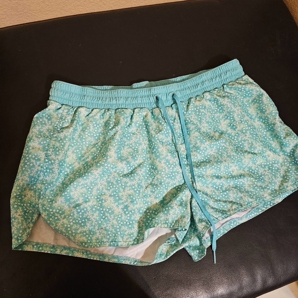 Ladies old navy shorts - Picture 2 of 5